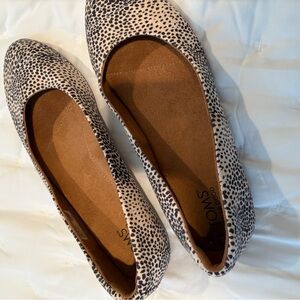 TOMS Women's Spotted Flats in Black and Cream